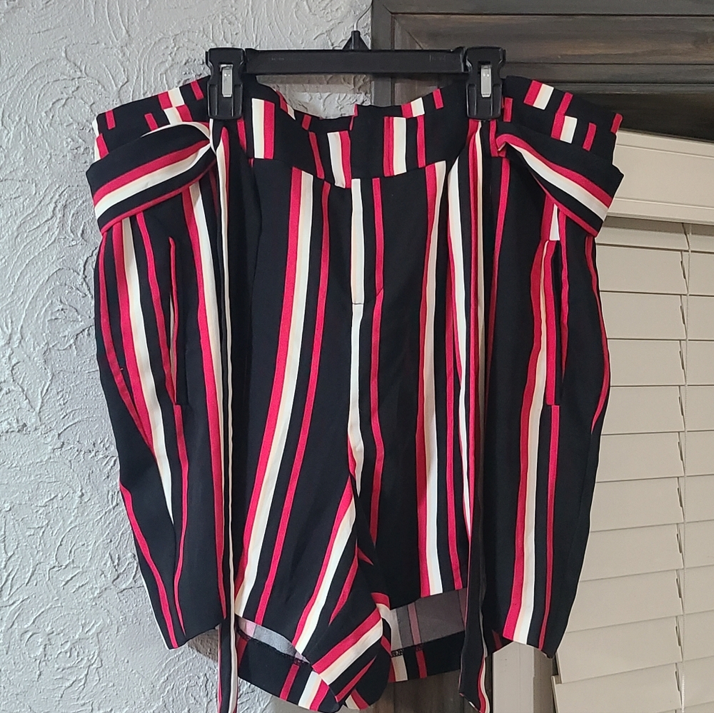 Torrid 5 Inch Stretch Crepe Mid-Rise Tie-Front Short - New and Never Worn!!
